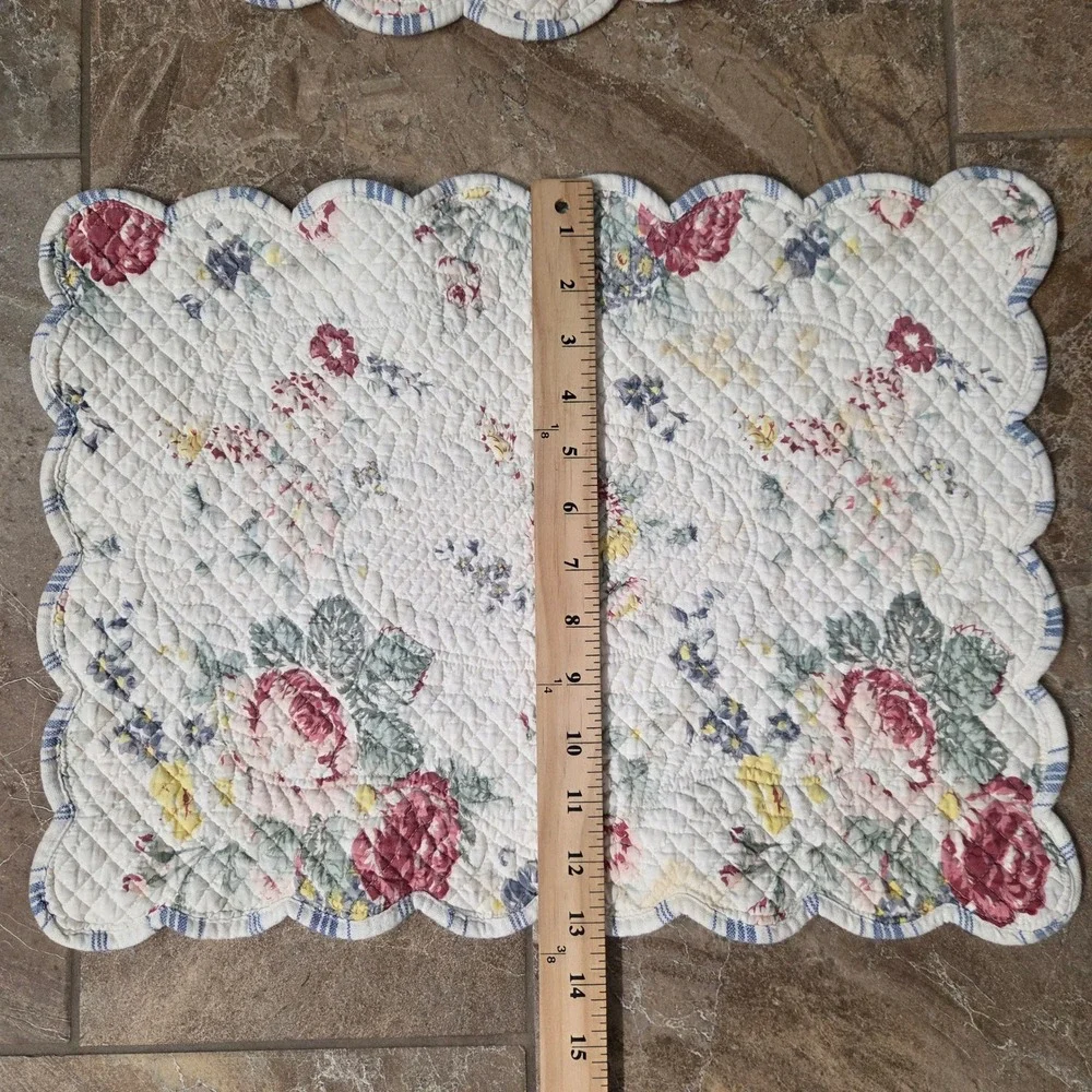 Vintage Floral Quilted Placemats Set of 2 Scalloped Reversible Cottagecore Blue